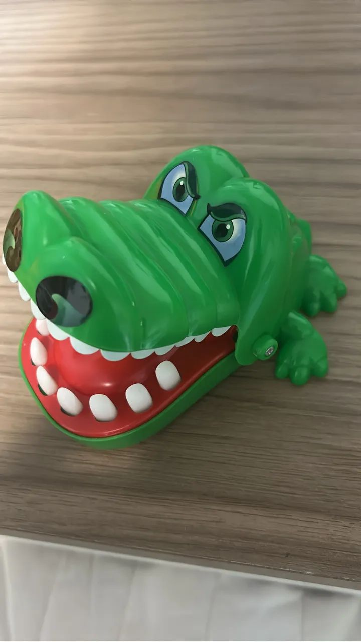 Crocodilo morde dedo