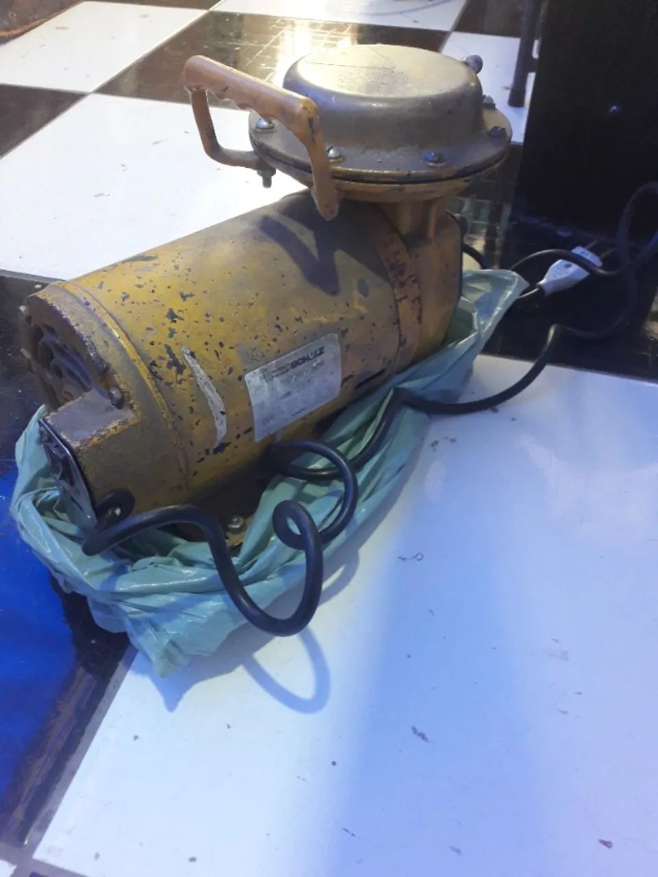 Vendo esse compressor para retirada de peças Schulz Compressores