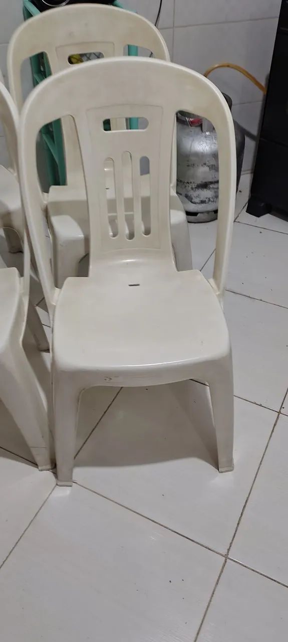 4 Cadeiras de Plástico + Pés de Mesa de Brinde - Bom Estado - Foto 4