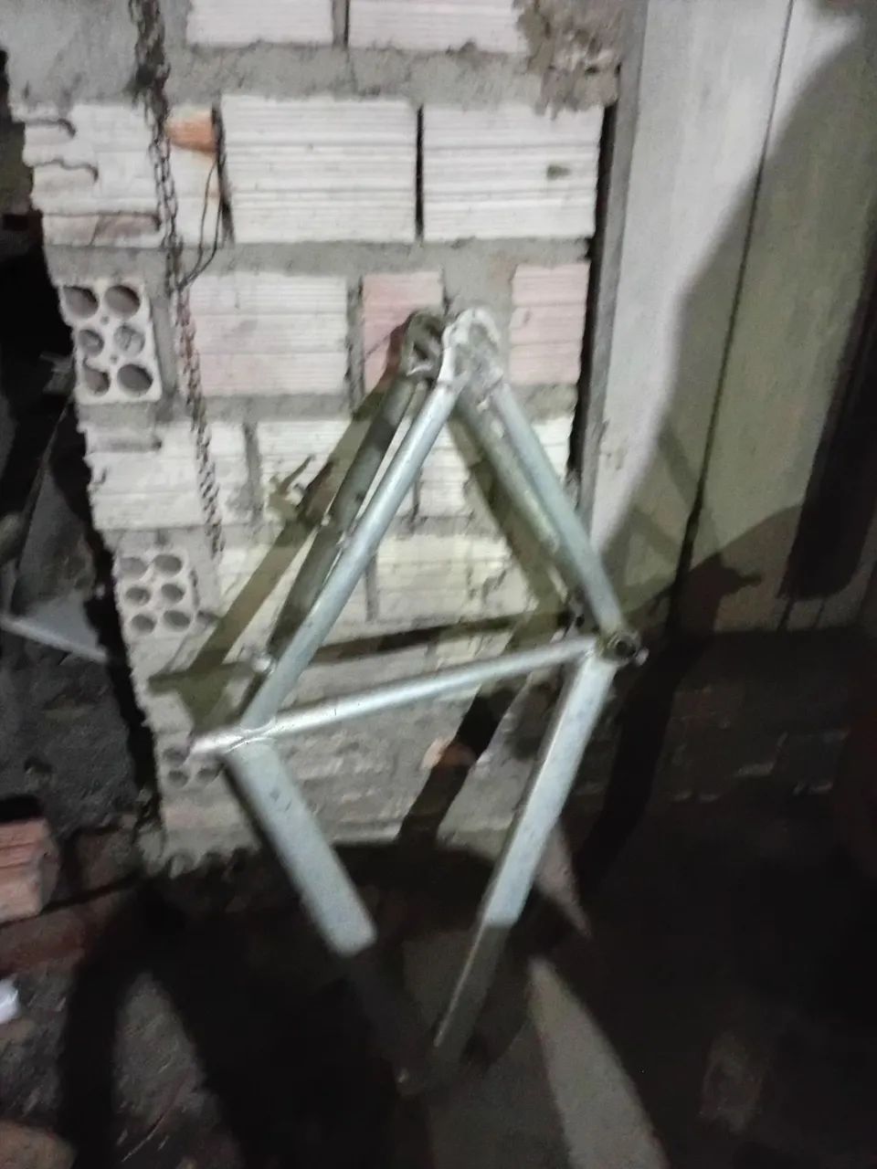 Vende-se esse quadro de bicicleta de alumínio  - Foto 3