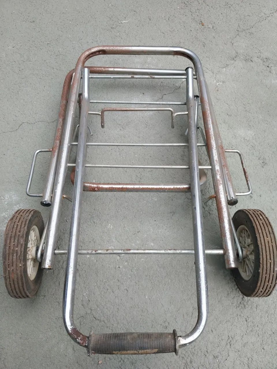 Carrinho, grade de metal e outros