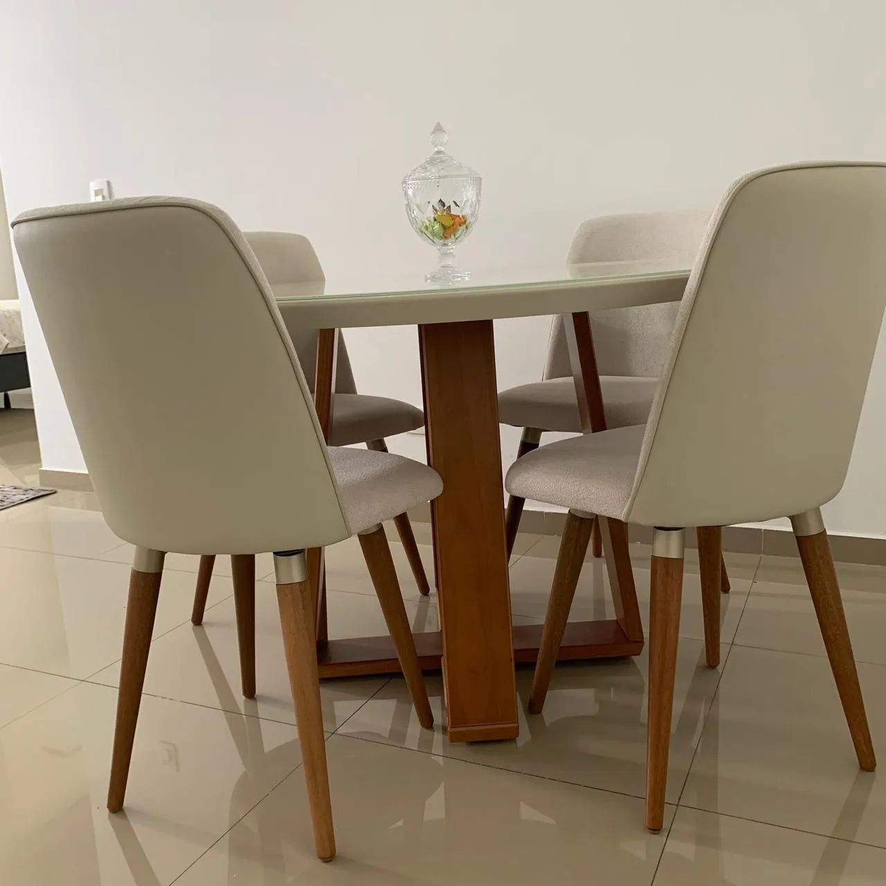 Jogo de mesa com 4 cadeiras  - Foto 2