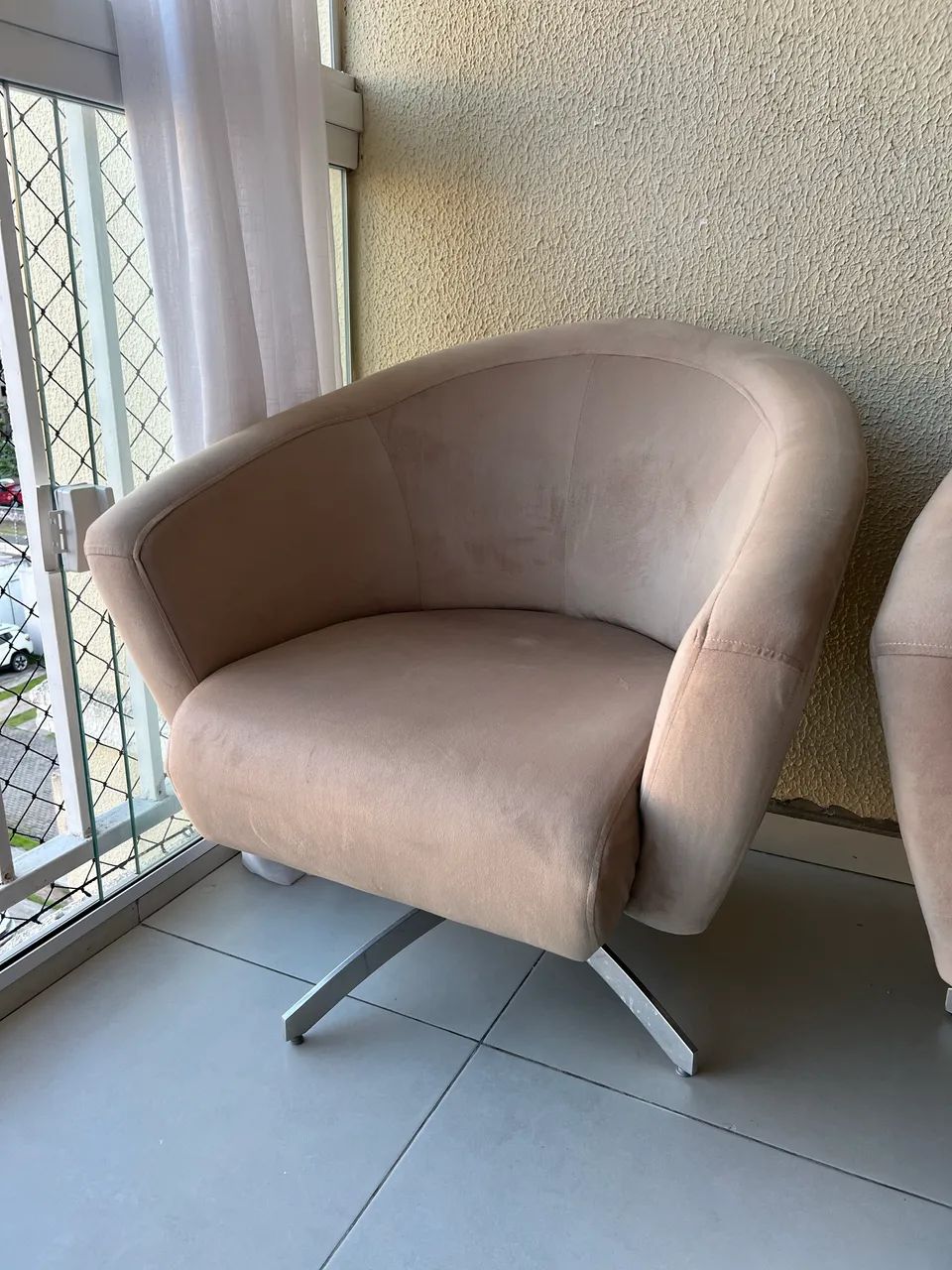 Poltrona Giratória Stella Bouclê Bege pés em aço.