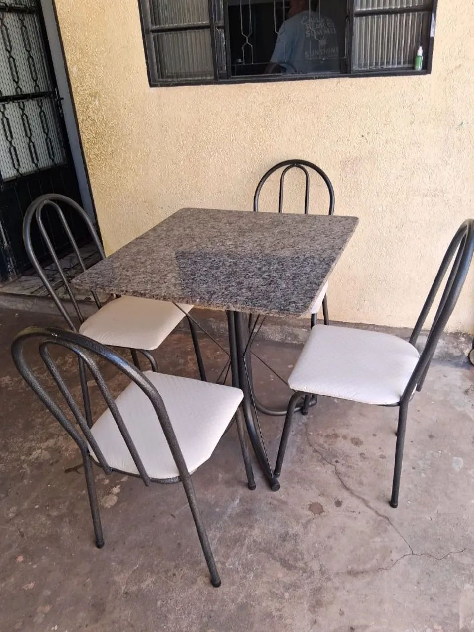 Mesa com 4 cadeiras valor $ 399  reais - Foto 5