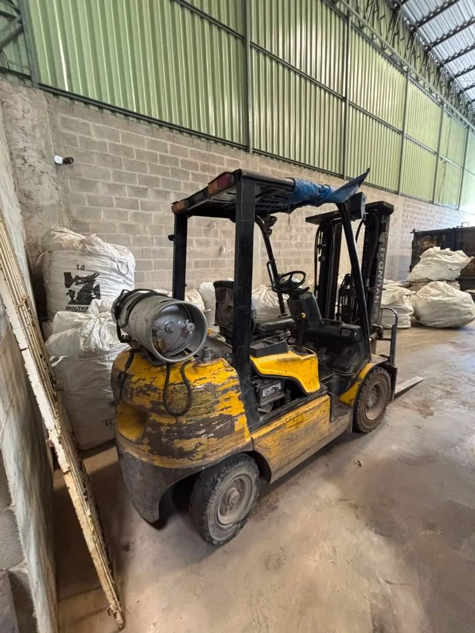 Oportunidade: 2 Empilhadeiras Hyundai 2.5 Ton - Torre Triplex + Deslocador - Foto 3