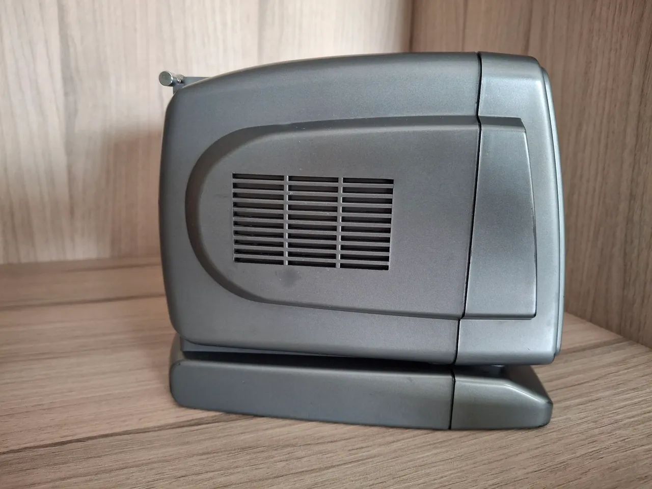 TV PORTÁTIL DE TUBO 5" POLEGADAS C/ RÁDIO AM/FM - Foto 2