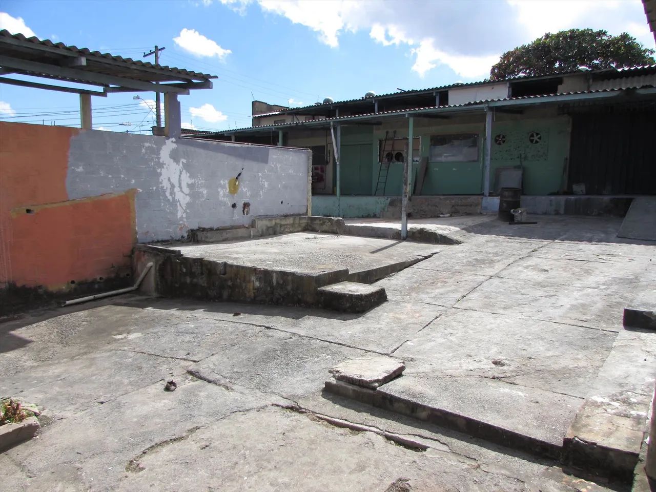 Terreno com galpão e 920 m²; de área construída próximo à Rua Alberto Cintra - Foto 5