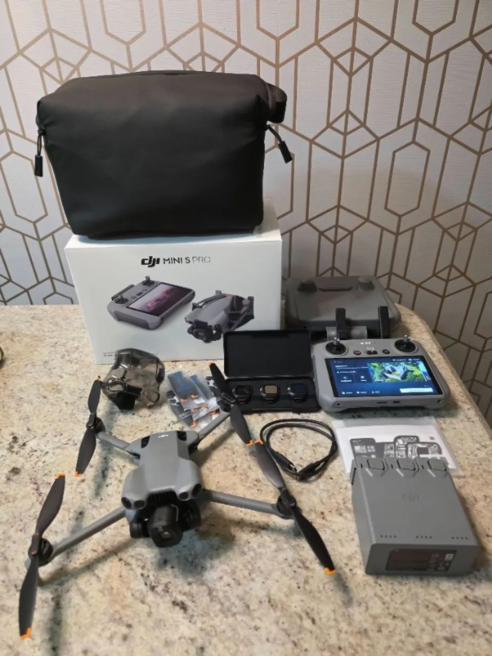 DJI Mini 5 Pro Fly More Combo (Controle DJI RC2 com tela integrada)