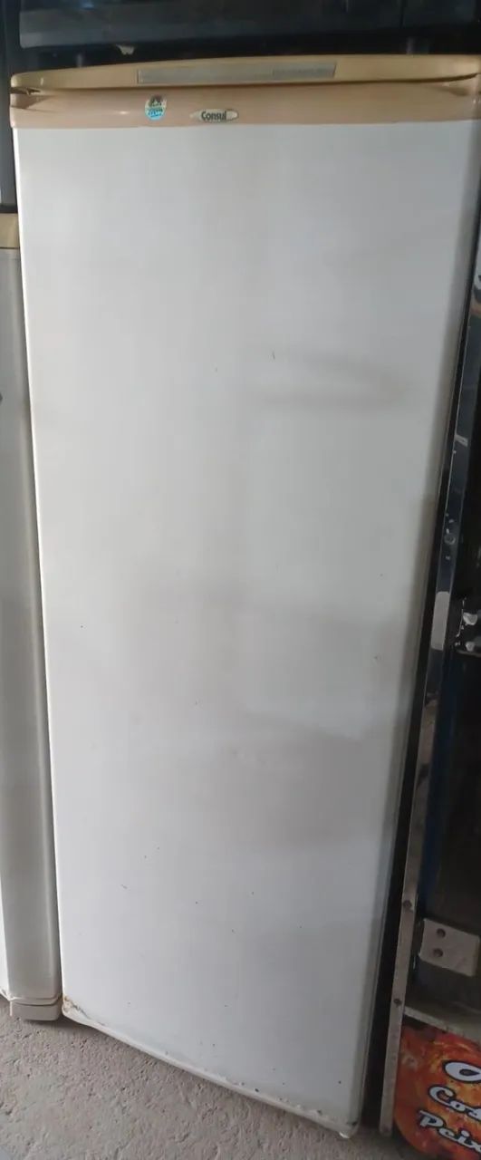 Geladeira consul branca, com 1 porta, em bom estado.