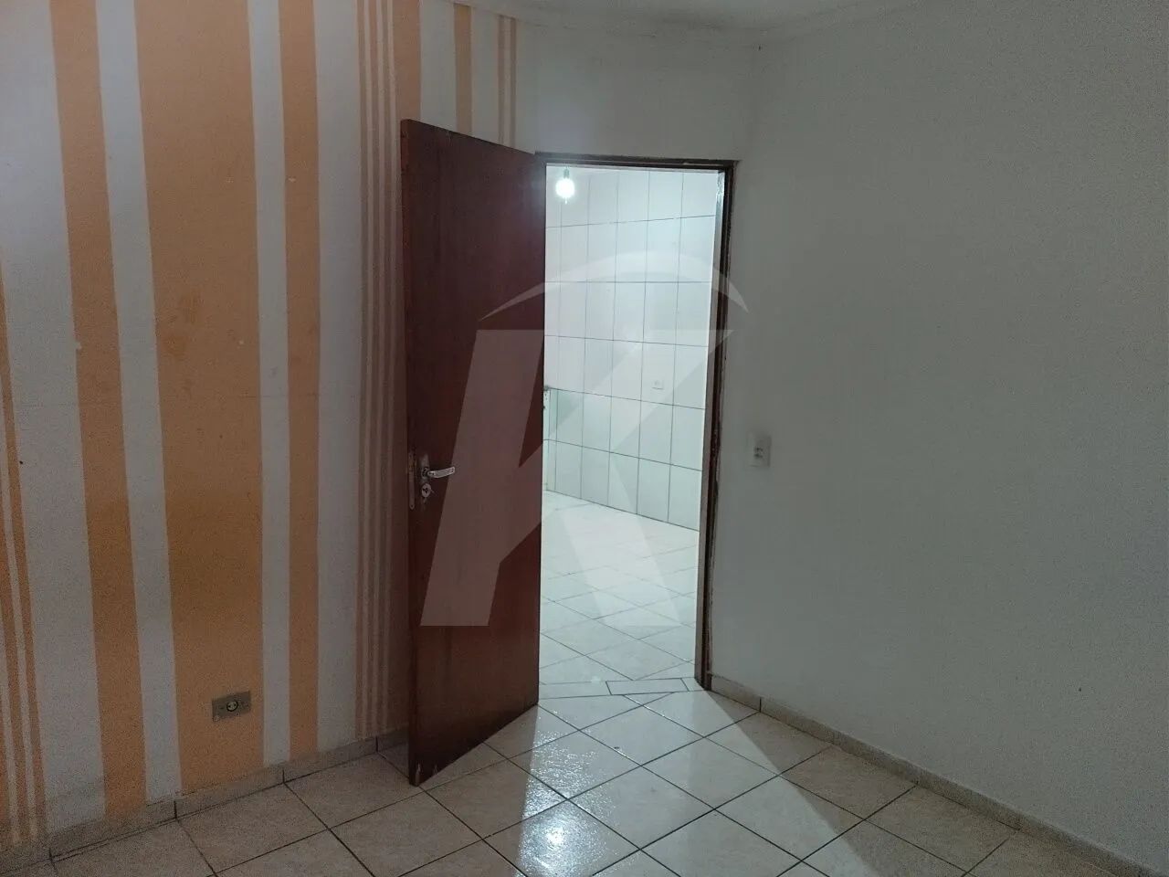 Casa de fundos com 2 quartos, sala, cozinha, banheiro, área de serviço - Foto 2