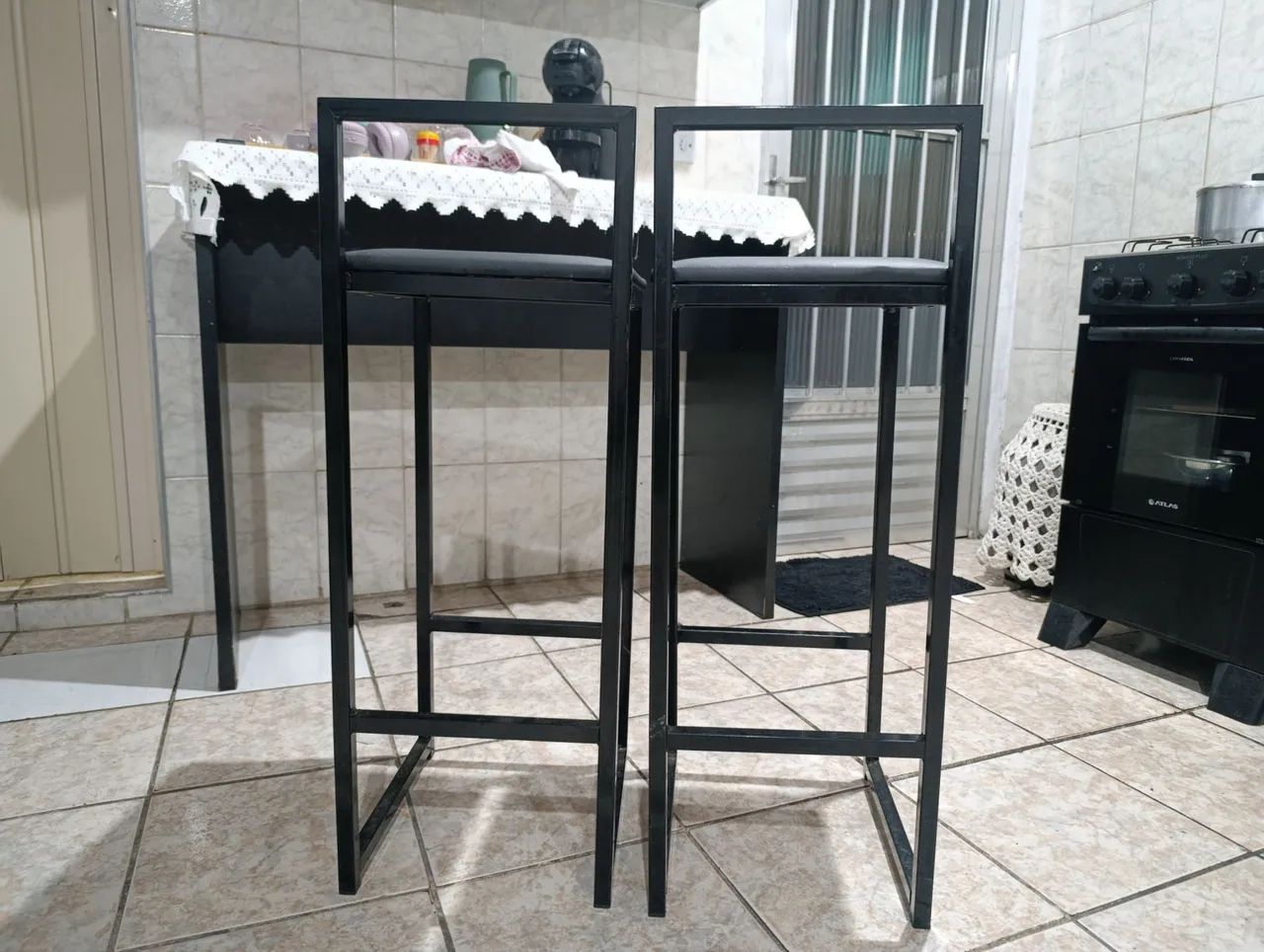 conjunto com duas banquetas /bancos