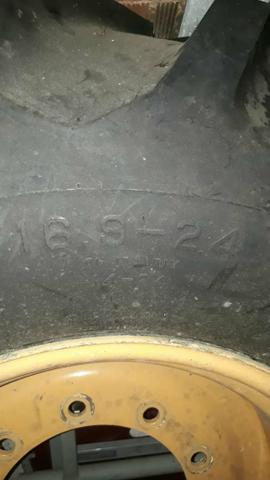 Vende-se Pneu de Retroescavadeira - Foto 2