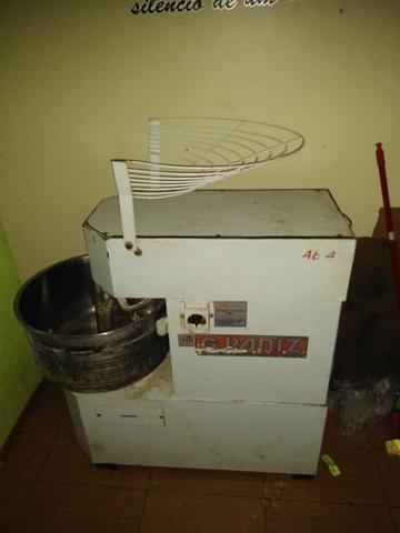 Amassadeira gpaniz 340v de 30 kg 2 velocidade