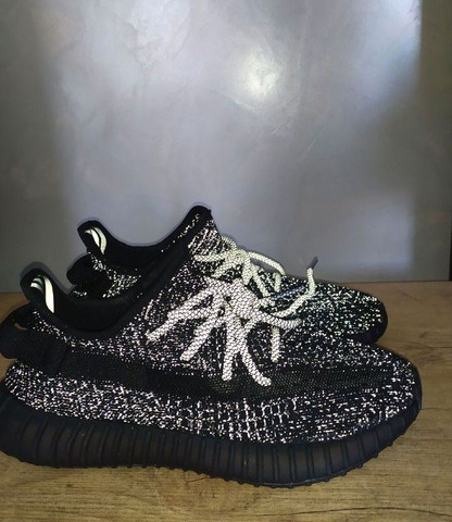 tenis yeezy refletivo