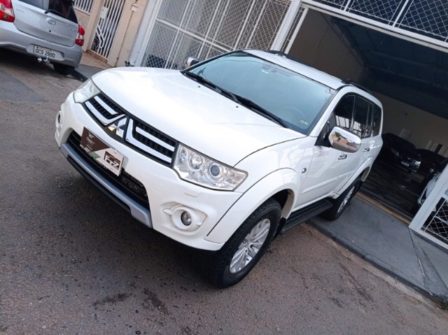 PAJERO DAKAR HPE 3.2 4X4 DIESEL 7 LUGAR AUTOMÁTICO