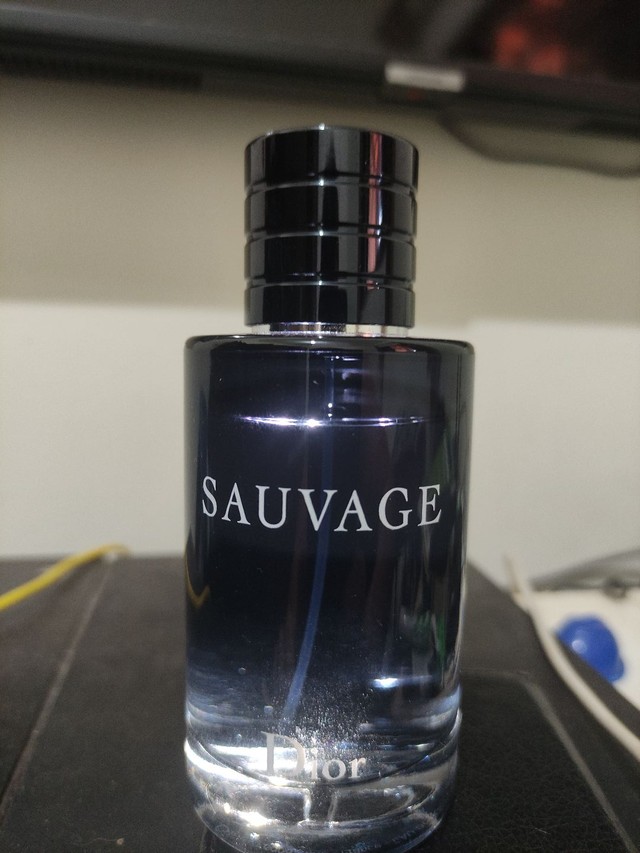 Vendo sauvage tester com caixa, por volta de 90ml a 95 ml.