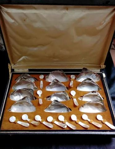 LINDO ESTOJO ANTIGO COM CONJUNTO DE MADREPÉROLA PARA SERVIR CAVIAR