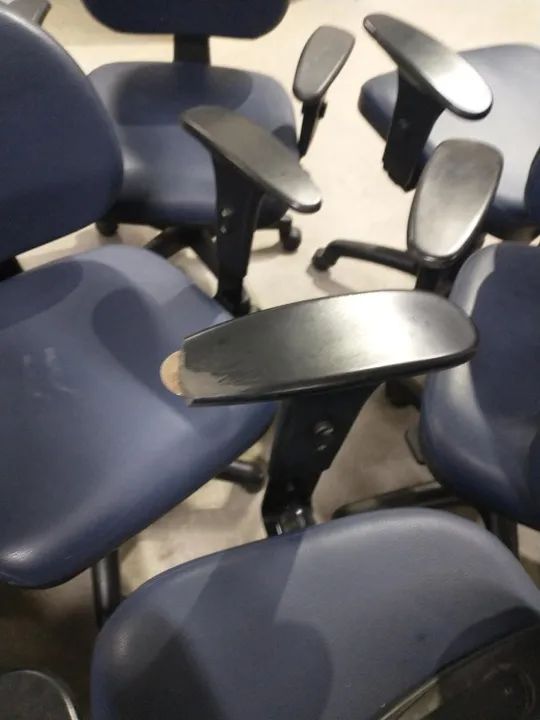 Cadeira de escritório giratória c/ rodas e c/ braços em Couro Ecológico / Aço Azul - Foto 5