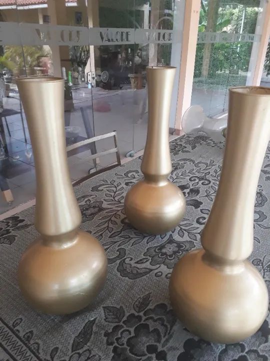 vasos dourados e transparentes com base dourada