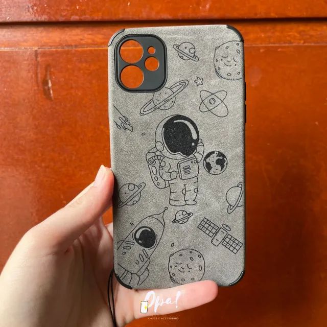 Capinha Iphone 11 - Astronauta No Espaço Cinza