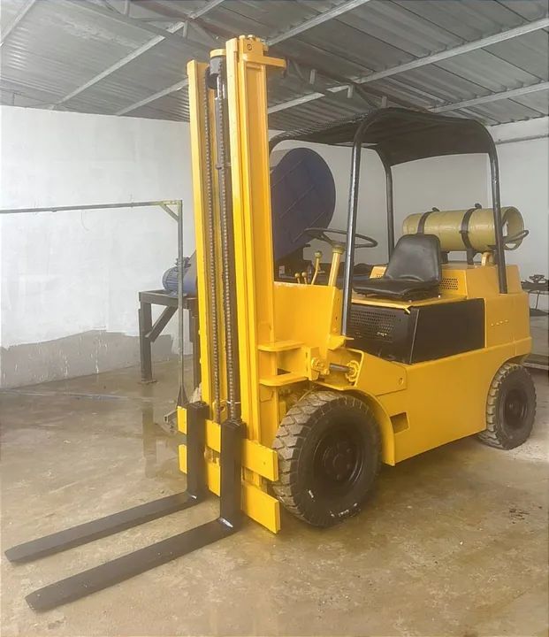 Empilhadeira Yale 2,5 toneladas torre 4,0m elevação / a gás  - Foto 4