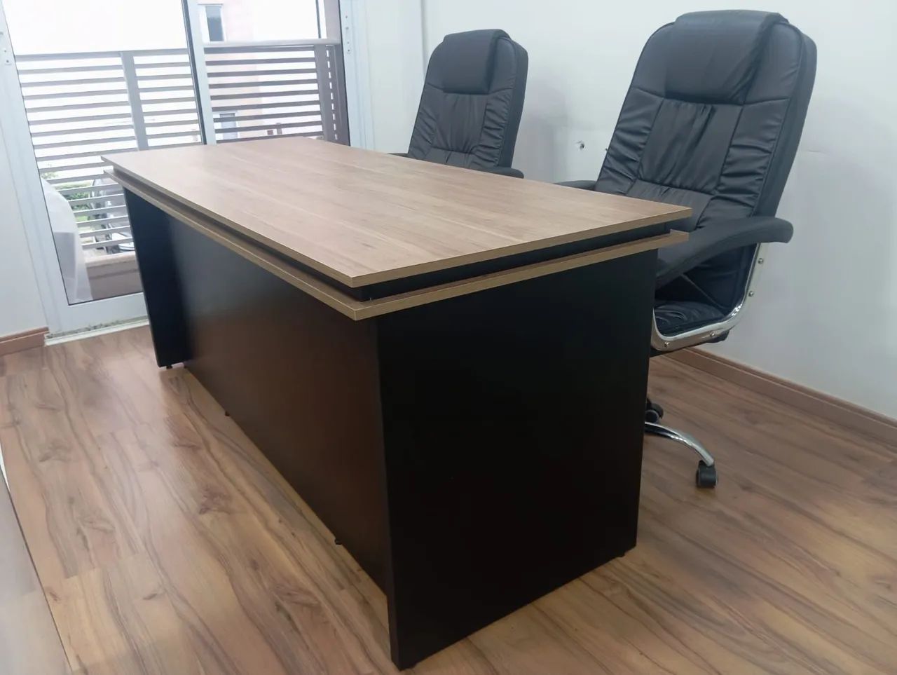 Mesa reta bordas modelo Romanó amadeirada com base preta  - Foto 4