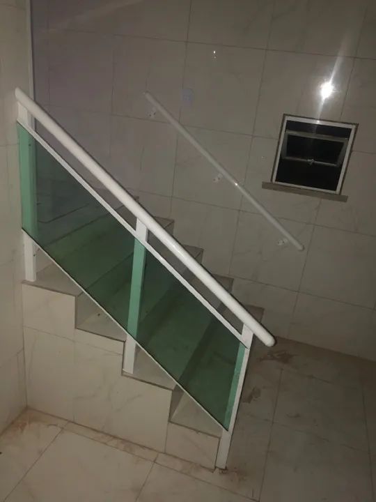 Corrimão de alumínio branco com vidro verde 