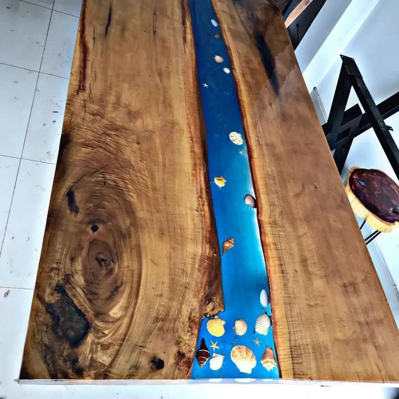 Mesa Rústica em madeira e resina epoxi - Foto 5