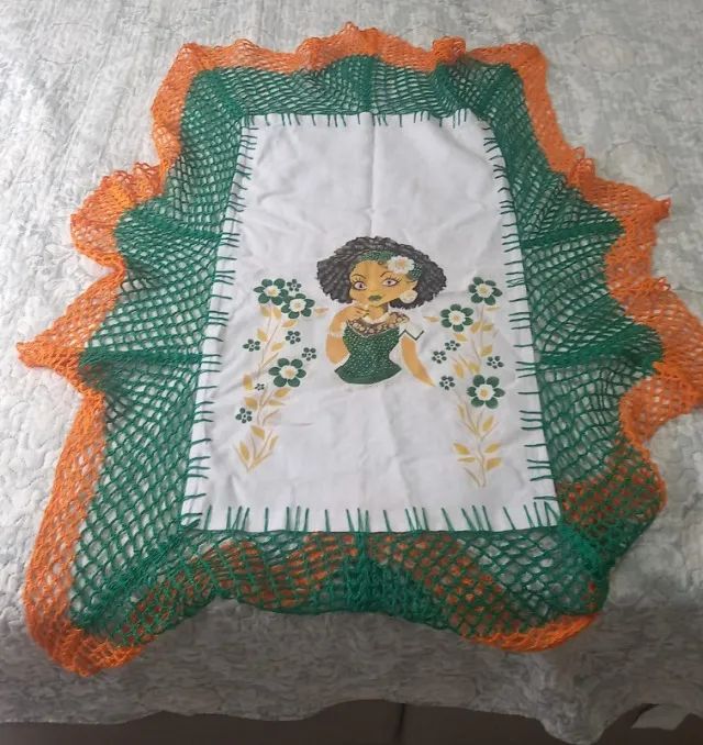 Toalha de mesa borda tricô nova.