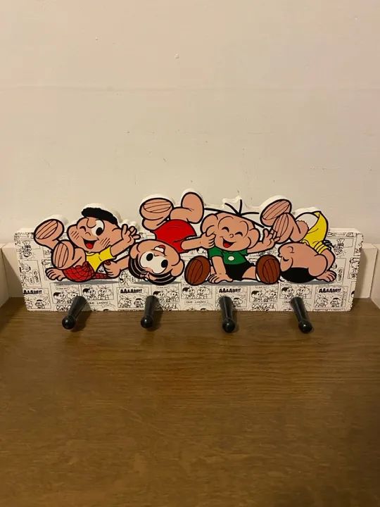 Cabideiro infantil com personagens infantis