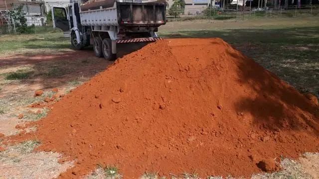 Retroescavadeira e caçamba basculante  - Foto 3