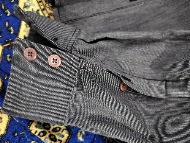 CAMISA CALVIN KLEIN CINZA GRAFITADA EM EXCELENTE ESTADO - Foto 2
