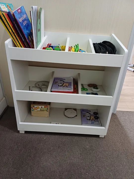 Estante de madeira branca para organização