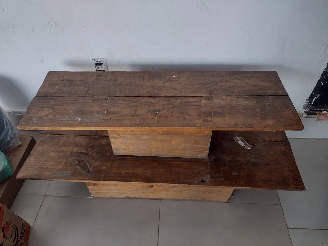 Mesa/Prateleira de madeira rústica para comércio
