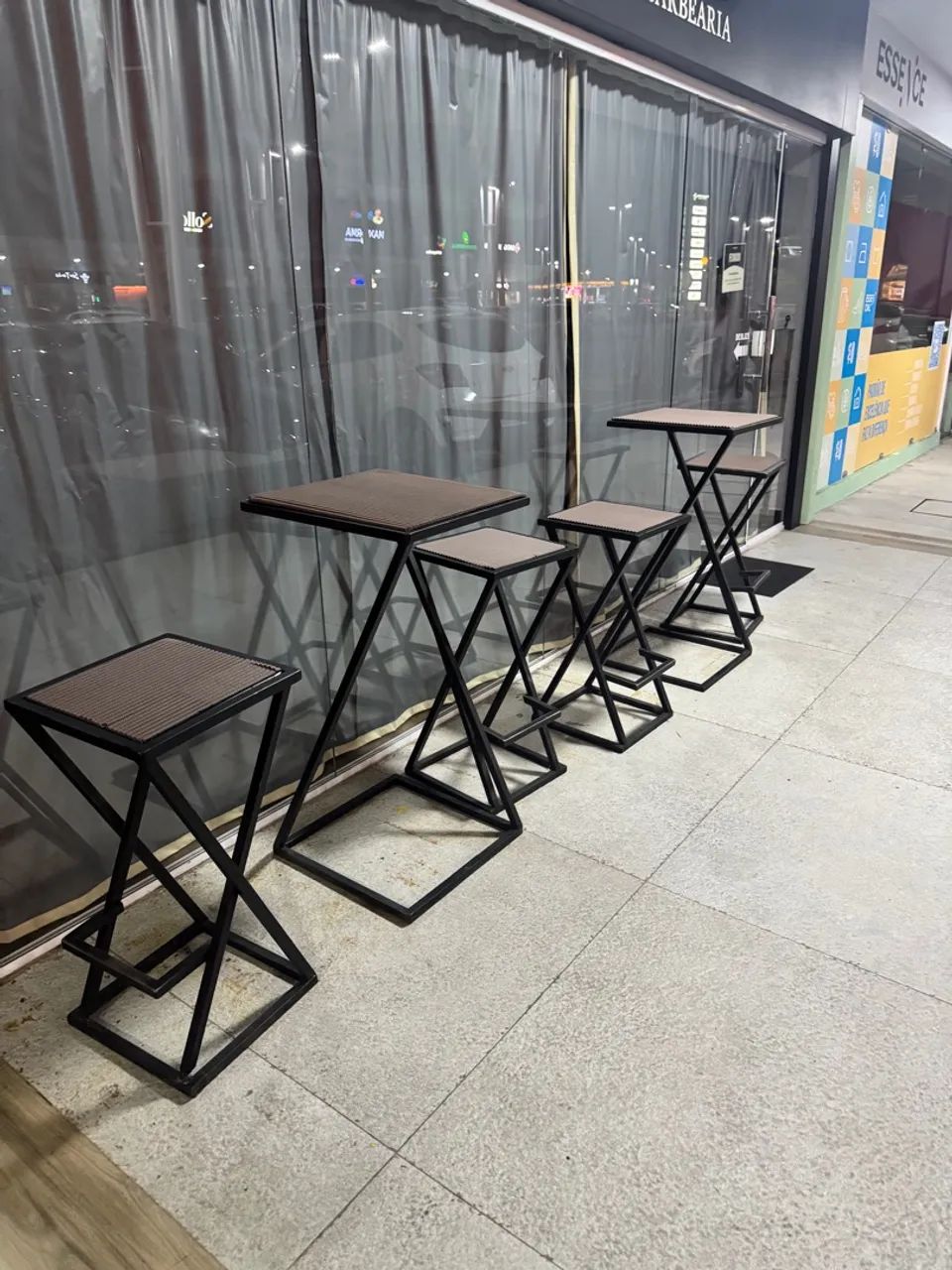 Vendi Banquetas e mesa industriais de metalon, 2 conjuntos  - Foto 3