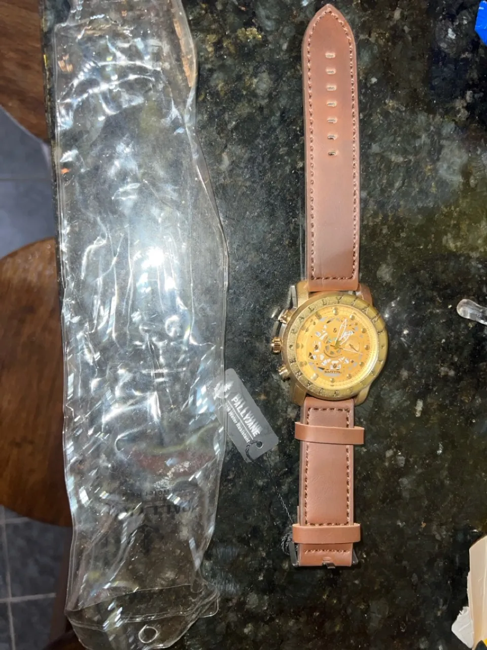 Relógio Pillyjane Dourado com Pulseira de Couro
