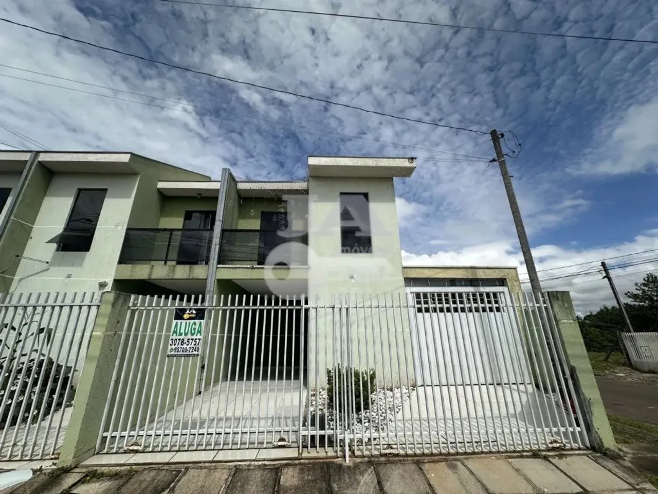 Sobrado com 3 quartos para alugar por R$ 2750.00, 100.00 m2 - UMBARA - CURITIBA/PR