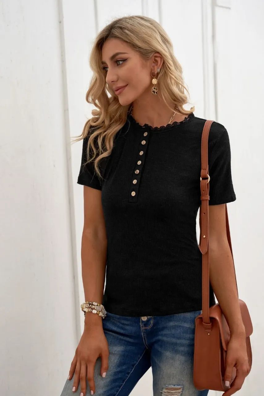 Blusa preta com detalhes botões NOVA - Foto 3