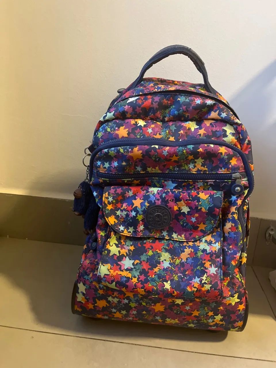 Mochila Kipling estampada com rodinhas