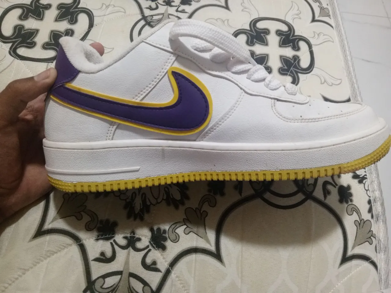 Tênis Air Force 1 Branco c/ Detalhes Roxos e Amarelos