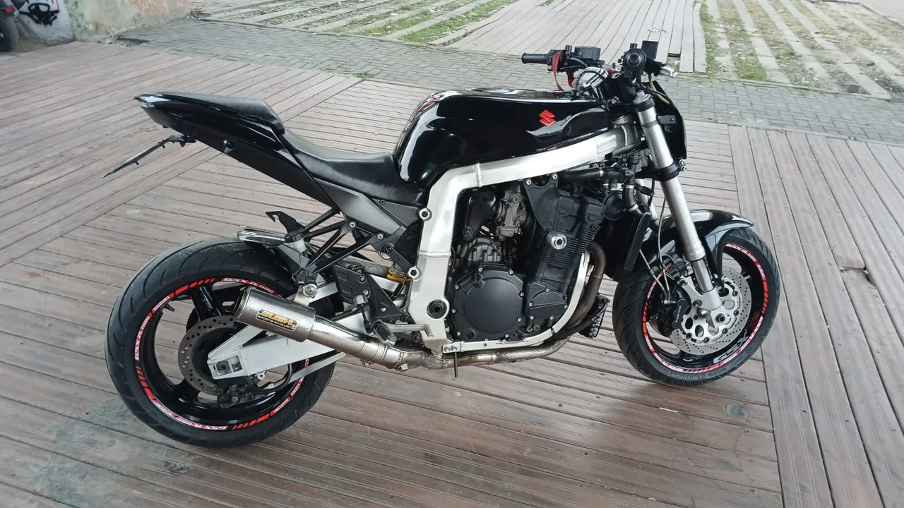 Vendo moto Suzuki 1100cc. Interessados, favor ligar para Silva: *