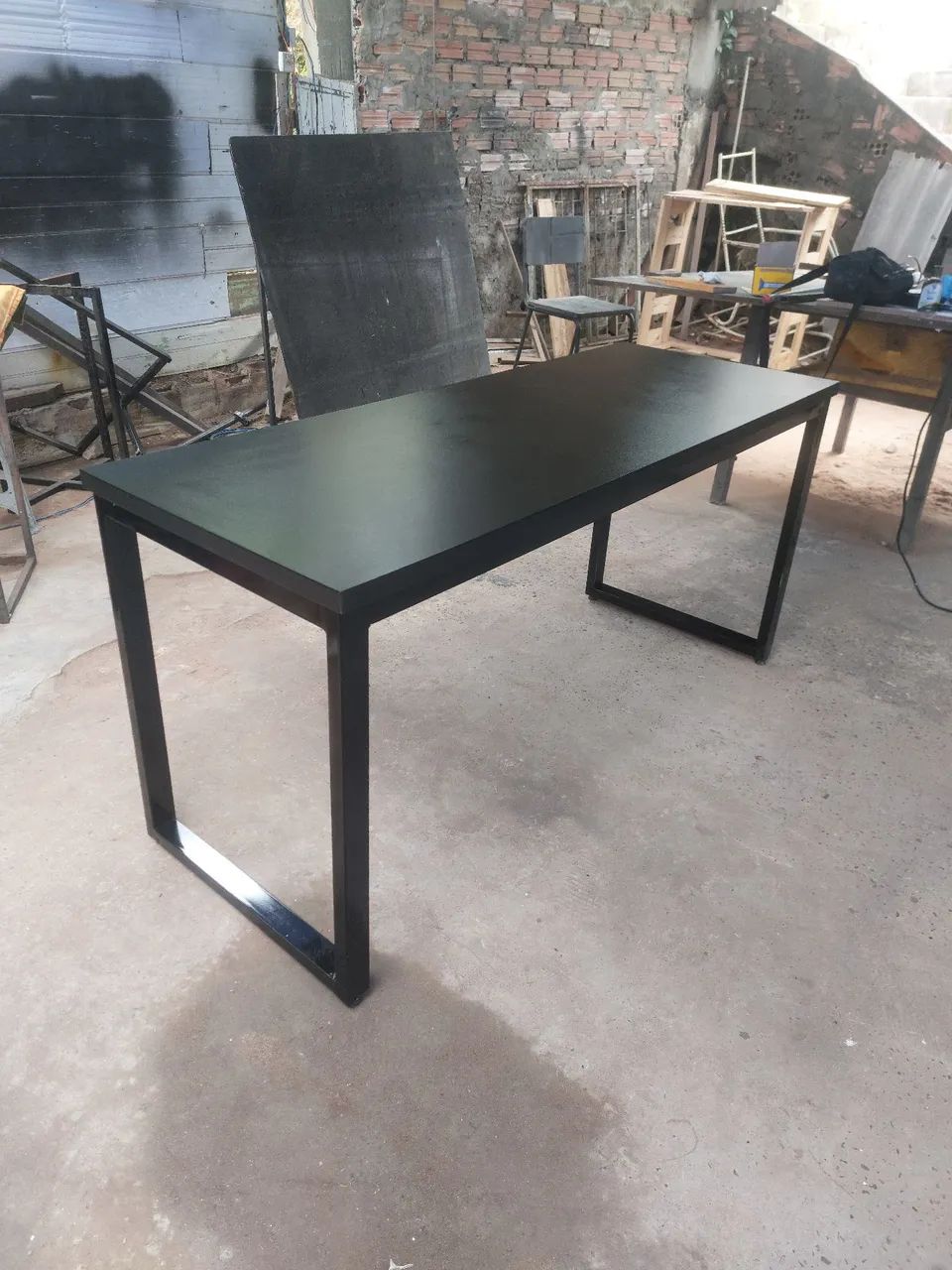 Mesa de escritório preta com design moderno - Foto 5