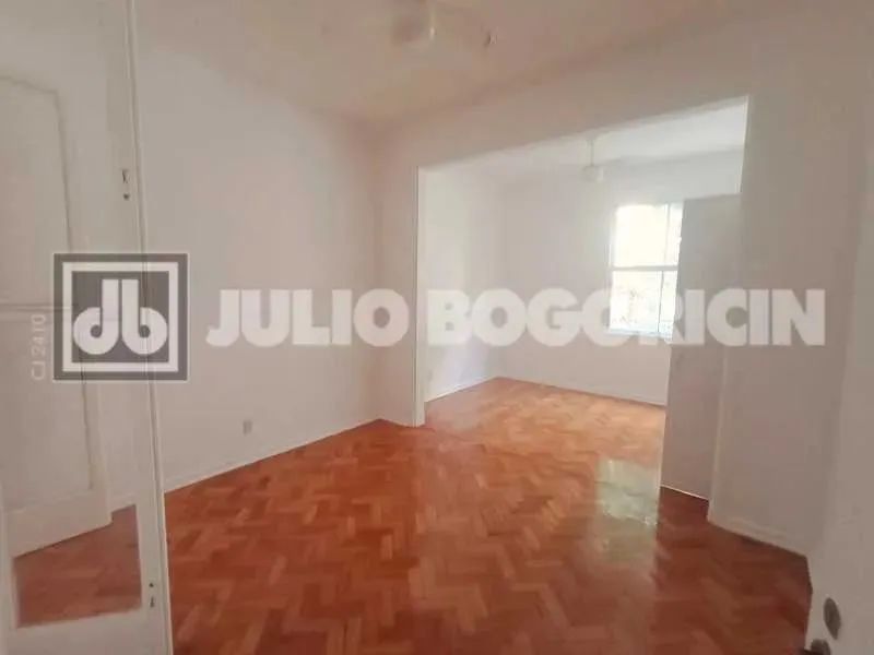 COPACABANA - QUADRA DA PRAIA - SALA E QUARTO COM DEPEDÊNCIAS COMPLETAS DE EMPREGADOS - 79M - Foto 4