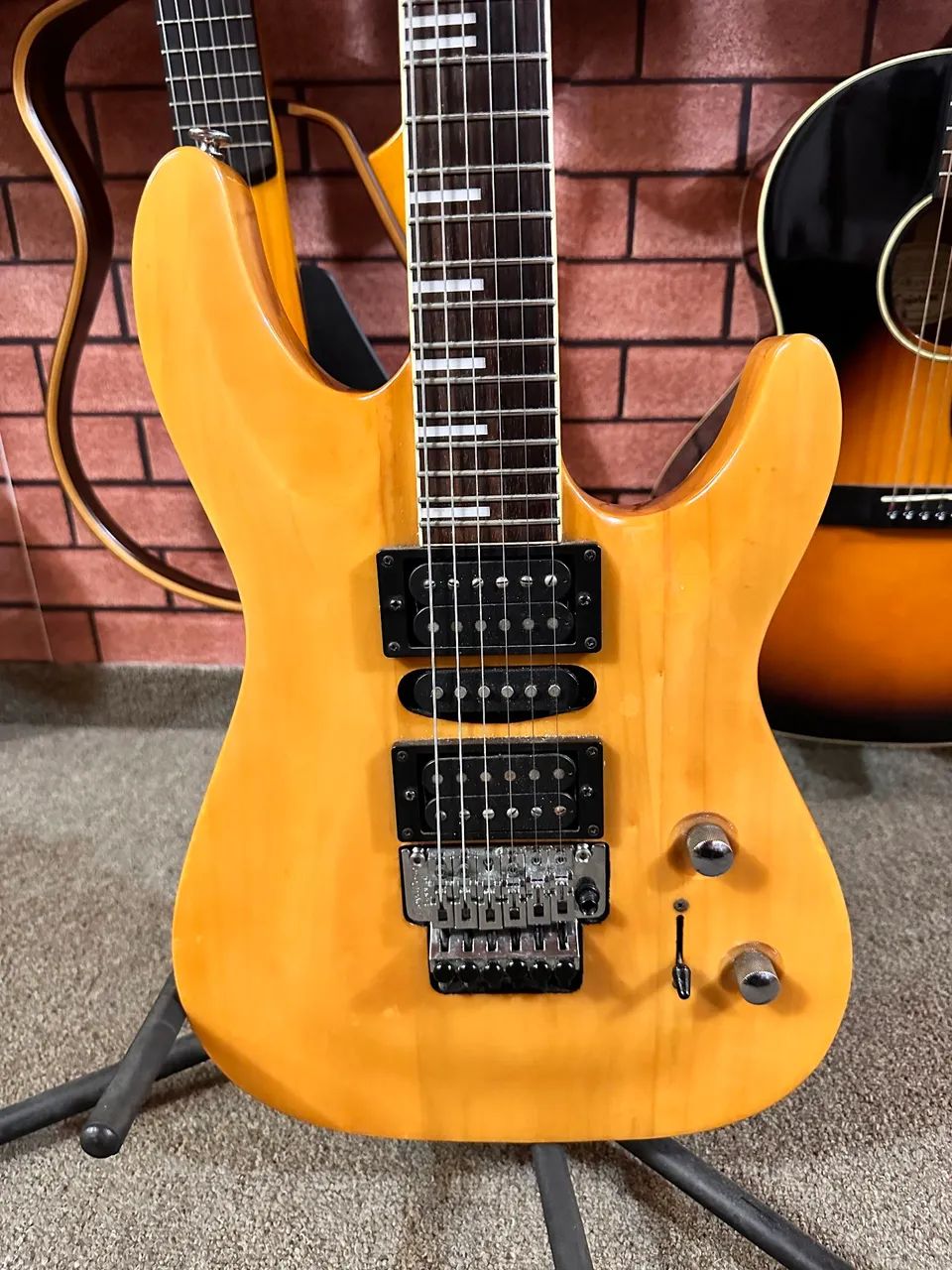 Guitarra Hurricane Superstrato regulada ANALISO TROCAS - Foto 3