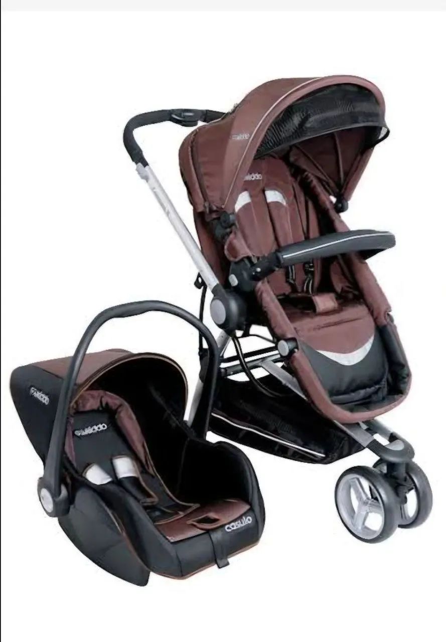 Carrinho de bebê Kiddo com bebê conforto