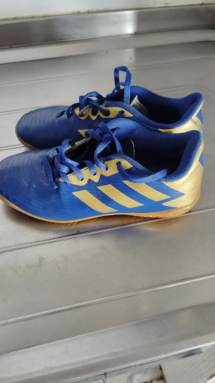 Chuteira Adidas Azul e Dourada
