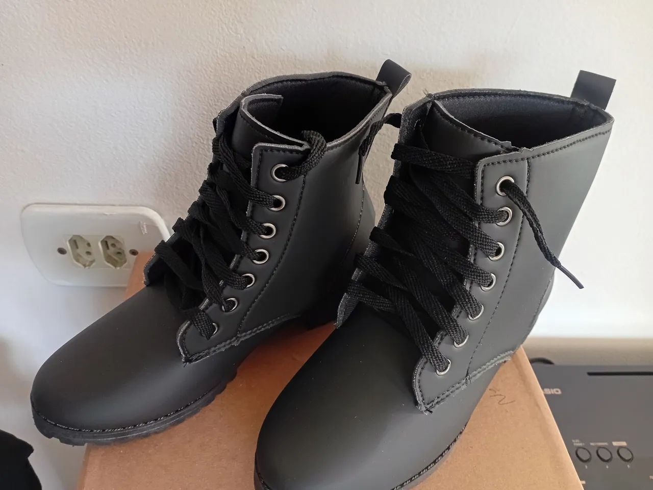 Botas femininas pretas - Foto 3