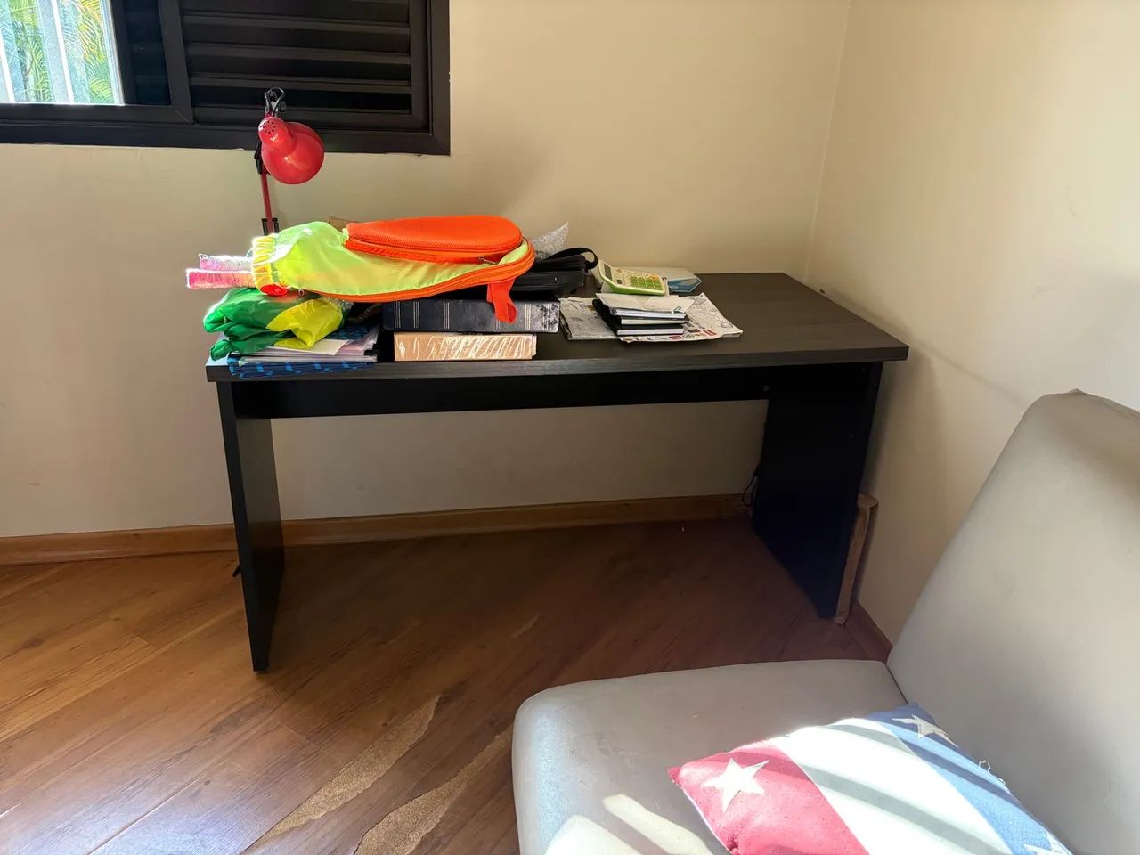 Mesa de Escritório Grande e Funcional - Foto 3