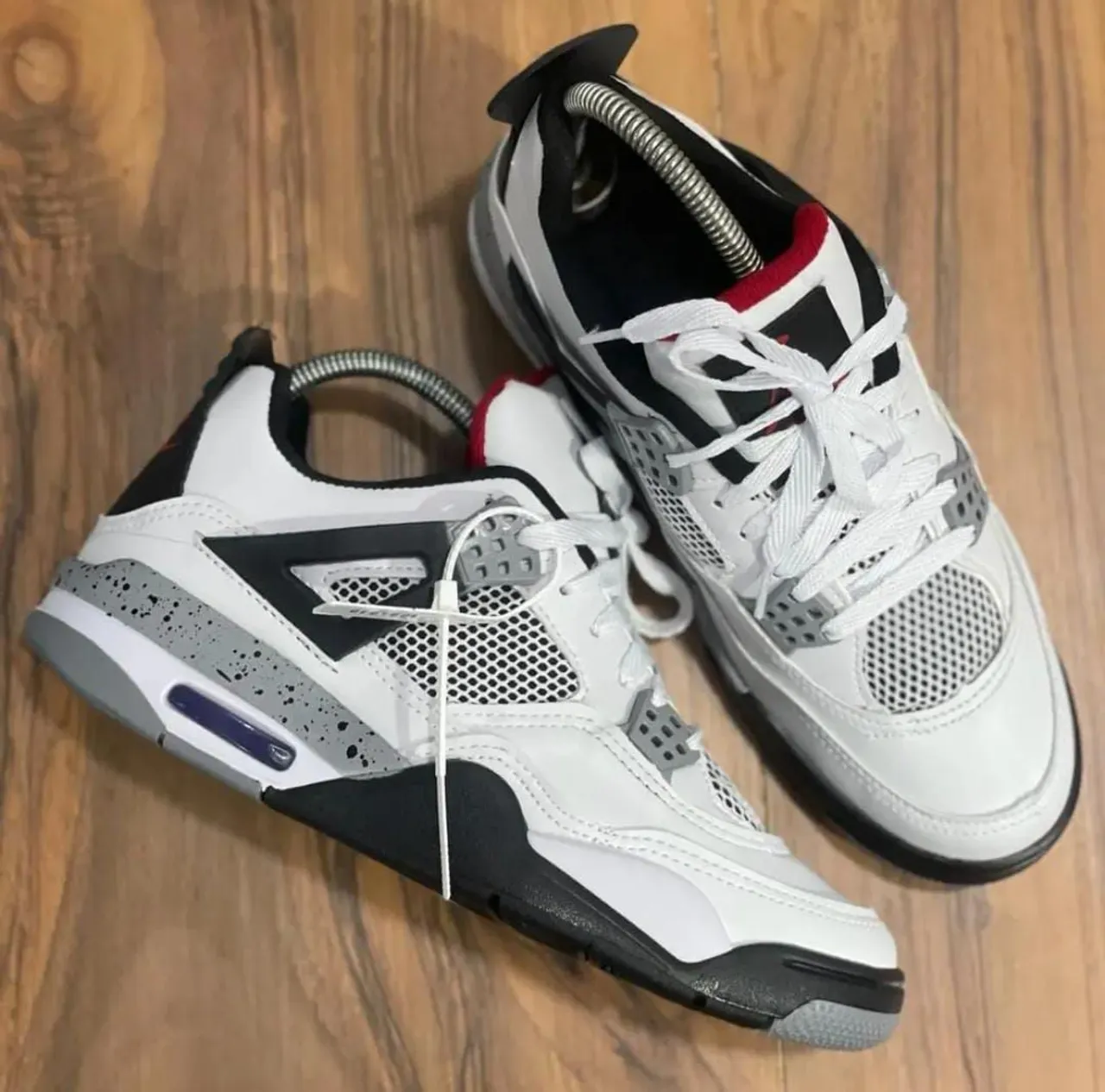 Air Jordan 4 Retro - Branco e Cinza