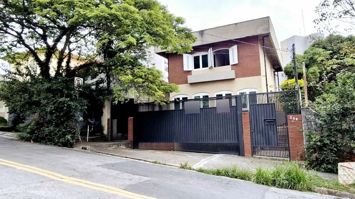 Sobrado para venda com 4 quartos, sendo 1 suíte, 300m²